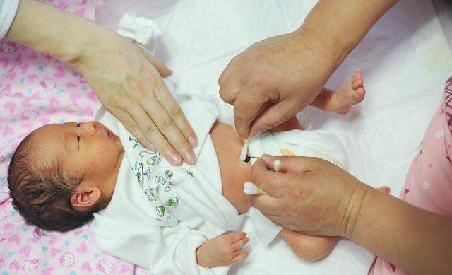 新生儿脐带护理干货知识 妈妈提前学习,护理时就不容易做错了